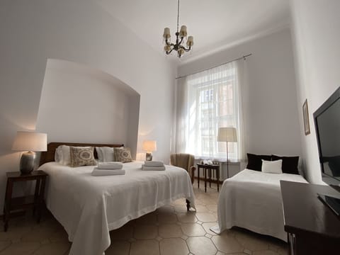 Deluxe Apartment | Egyptian cotton sheets, hypo-allergenic bedding, memory foam beds
