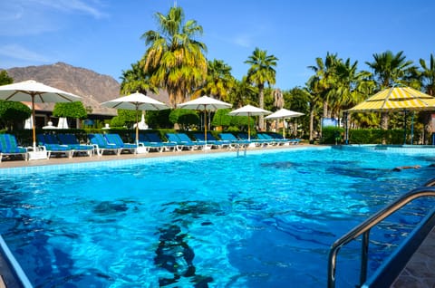 2 outdoor pools