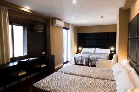 Quadruple Room | In-room safe, desk, soundproofing, free WiFi