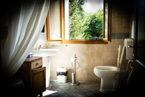 Apartment, 1 Bedroom (1) | Bathroom | Shower, free toiletries, bidet, towels