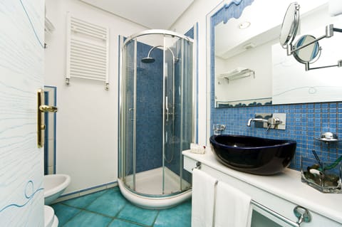 Shower, free toiletries, hair dryer, bidet