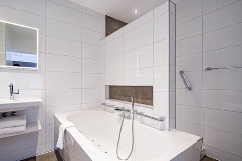 Studio Suite | In-room safe, desk, laptop workspace, iron/ironing board