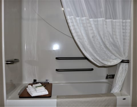 Standard King Accessible, Adjoining | Bathroom | Free toiletries, hair dryer, towels