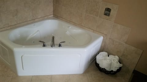 King Jacuzzi Suite | Jetted tub