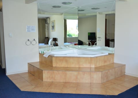 Luxury Spa Suite | In-room safe, desk, blackout drapes, soundproofing