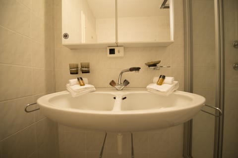 Double Room, Balcony | Bathroom sink