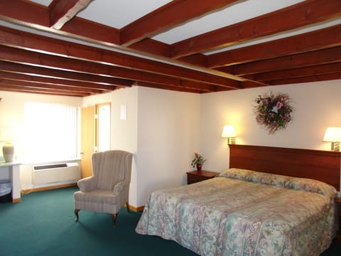 Room, 1 King Bed | Desk, iron/ironing board, free WiFi, bed sheets