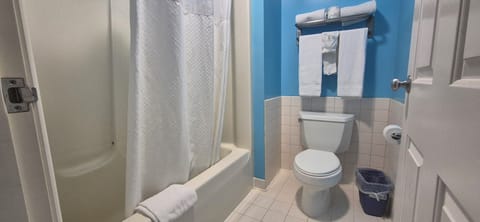 Deluxe Room, 1 King Bed | Bathroom | Hair dryer, towels