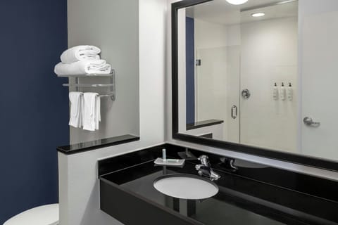 Room, 1 King Bed | Bathroom | Combined shower/tub, hair dryer, towels