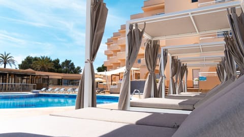 Poolside bar