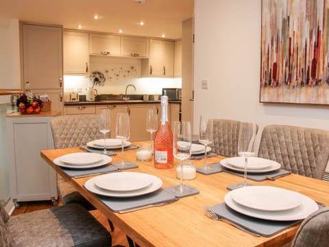 Cottage | Private kitchen | Fridge, electric kettle, toaster, cookware/dishes/utensils