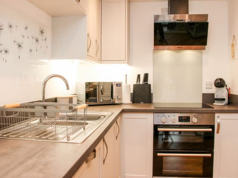 Cottage | Private kitchen | Fridge, electric kettle, toaster, cookware/dishes/utensils