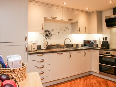 Cottage | Private kitchen | Fridge, electric kettle, toaster, cookware/dishes/utensils