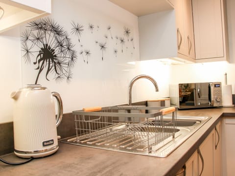 Cottage | Private kitchen | Fridge, electric kettle, toaster, cookware/dishes/utensils