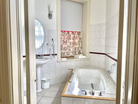 Superior Double Room | Bathroom | Free toiletries, hair dryer, towels, soap