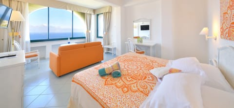 Premium Room | Down comforters, in-room safe, desk, blackout drapes