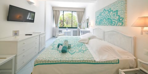 Comfort Room | Down comforters, in-room safe, desk, blackout drapes