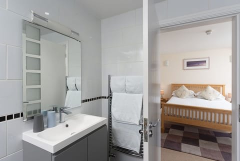Superior Double Room, Ensuite, Harbor View | Bathroom