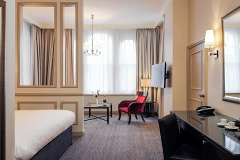 Junior Suite, 1 Double Bed | Premium bedding, in-room safe, desk, iron/ironing board