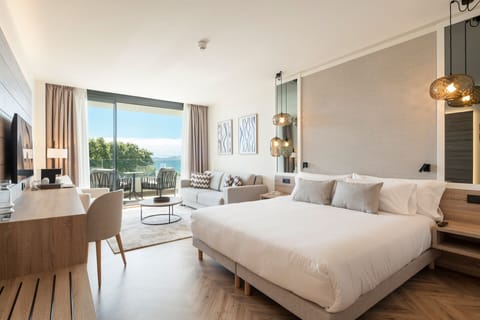 Deluxe Room, Sea View | In-room safe, individually decorated, individually furnished, desk