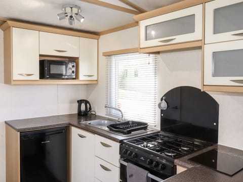 Cottage | Private kitchen | Fridge, electric kettle, toaster, cookware/dishes/utensils