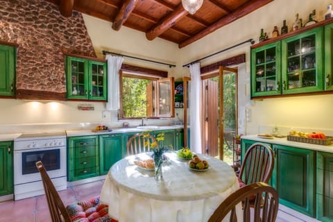 Lux Villa Ifigenia ,in Theriso Village 14 km | In-room dining