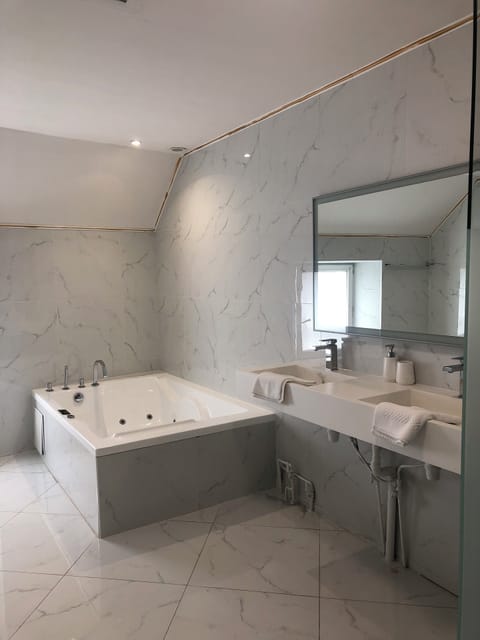 Luxury Room | Bathroom | Free toiletries, towels