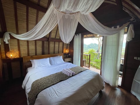 Akash Glamping | Desk, free WiFi, bed sheets