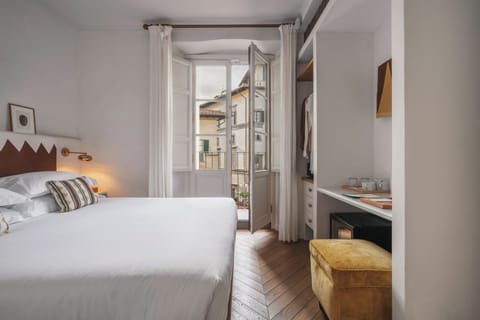 Classic Room | Minibar, in-room safe, desk, blackout drapes