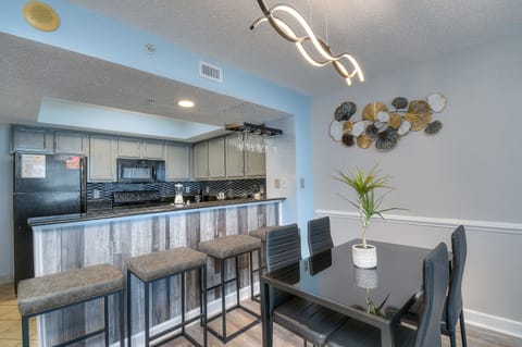 Condo, 1 Bedroom, Balcony, Oceanfront (604A) | In-room dining