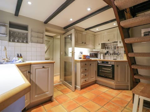 Cottage | Private kitchen | Fridge, dishwasher, electric kettle, toaster