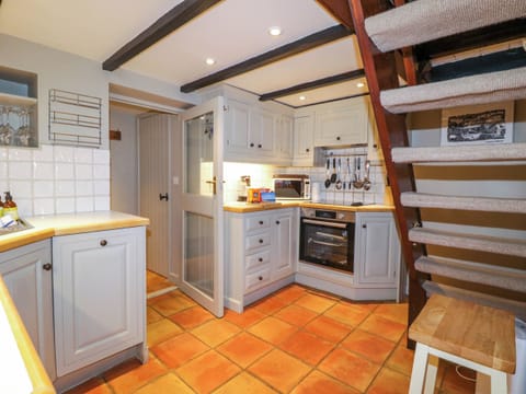 Cottage | Private kitchen | Fridge, dishwasher, electric kettle, toaster