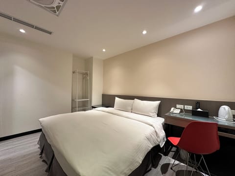 Standard Room | Down comforters, desk, free WiFi, bed sheets