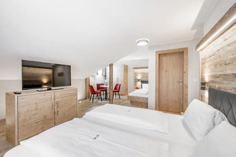 Triple Room | Hypo-allergenic bedding, in-room safe, free WiFi, bed sheets