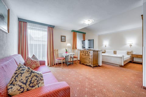 Double Room | Hypo-allergenic bedding, in-room safe, free WiFi, bed sheets