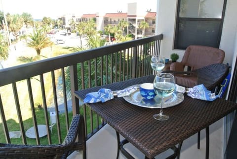 Condo, Multiple Beds, Kitchen, Partial Ocean View | Outdoor dining