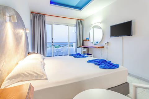 Minibar, desk, free WiFi, bed sheets