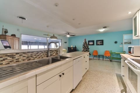 House, 3 Bedrooms | Private kitchen