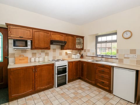 Cottage | Private kitchen | Fridge, electric kettle, toaster, cookware/dishes/utensils