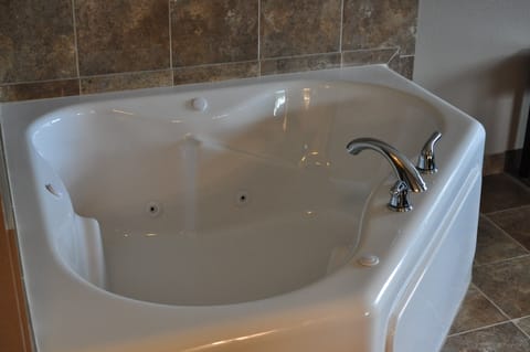 Honeymoon Suite, 1 King Bed with Sofa bed, Jetted Tub | Jetted tub