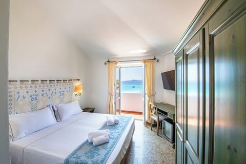 Deluxe Room, Sea View | Minibar, in-room safe, desk, free WiFi