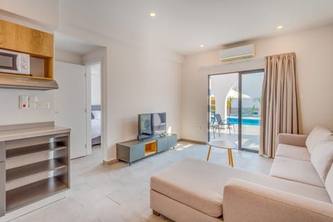 Deluxe Suite | Living area | Flat-screen TV