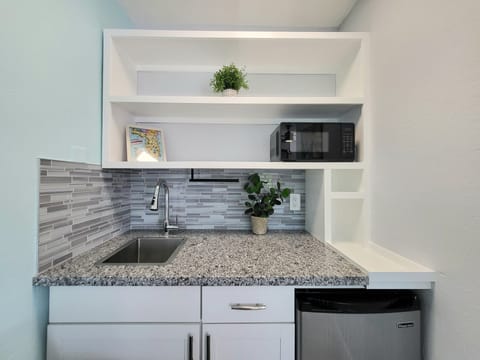 Standard Room, 1 King Bed, Non Smoking | Private kitchenette | Fridge, microwave, coffee/tea maker, freezer