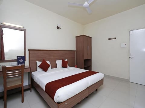 Deluxe Room | Desk, blackout drapes, free WiFi