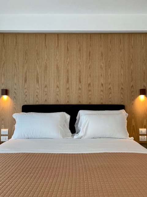 Deluxe Room, Balcony, Lake View | Free WiFi, bed sheets