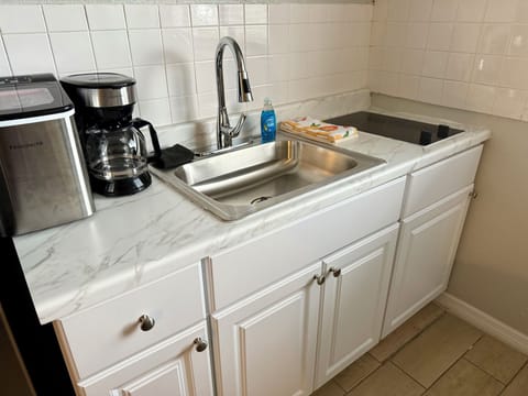 Efficiency Poolside | Desk, free WiFi