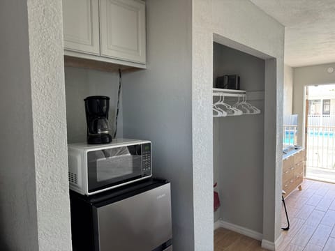 Motel Room | Desk, free WiFi