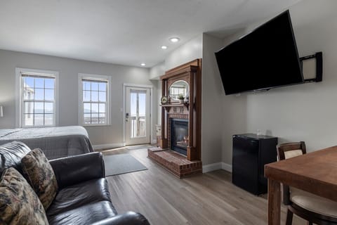 Deluxe Room | Desk, laptop workspace, free WiFi, bed sheets