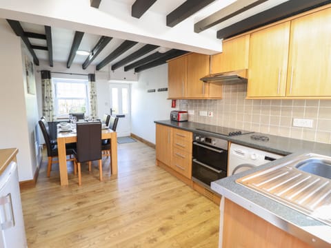 Cottage | Private kitchen | Fridge, dishwasher, electric kettle, toaster