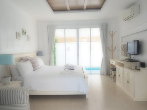Costa by the Moon | Free minibar items, in-room safe, desk, free WiFi